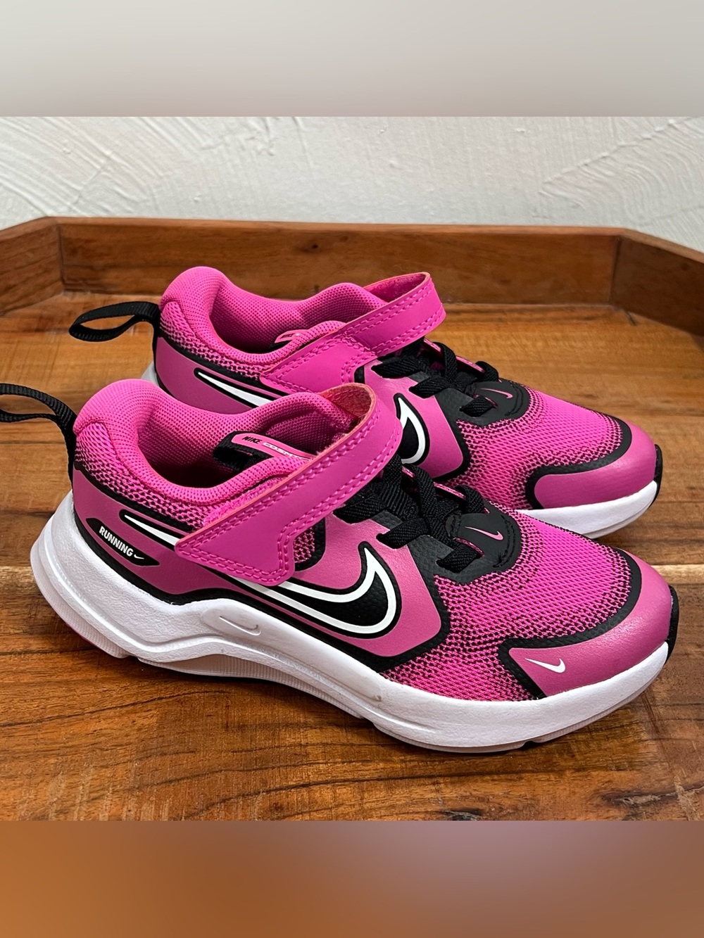 Nike Kids Cosmic Runner Sneakers Pink White Black Sneakers Size 11/11C
